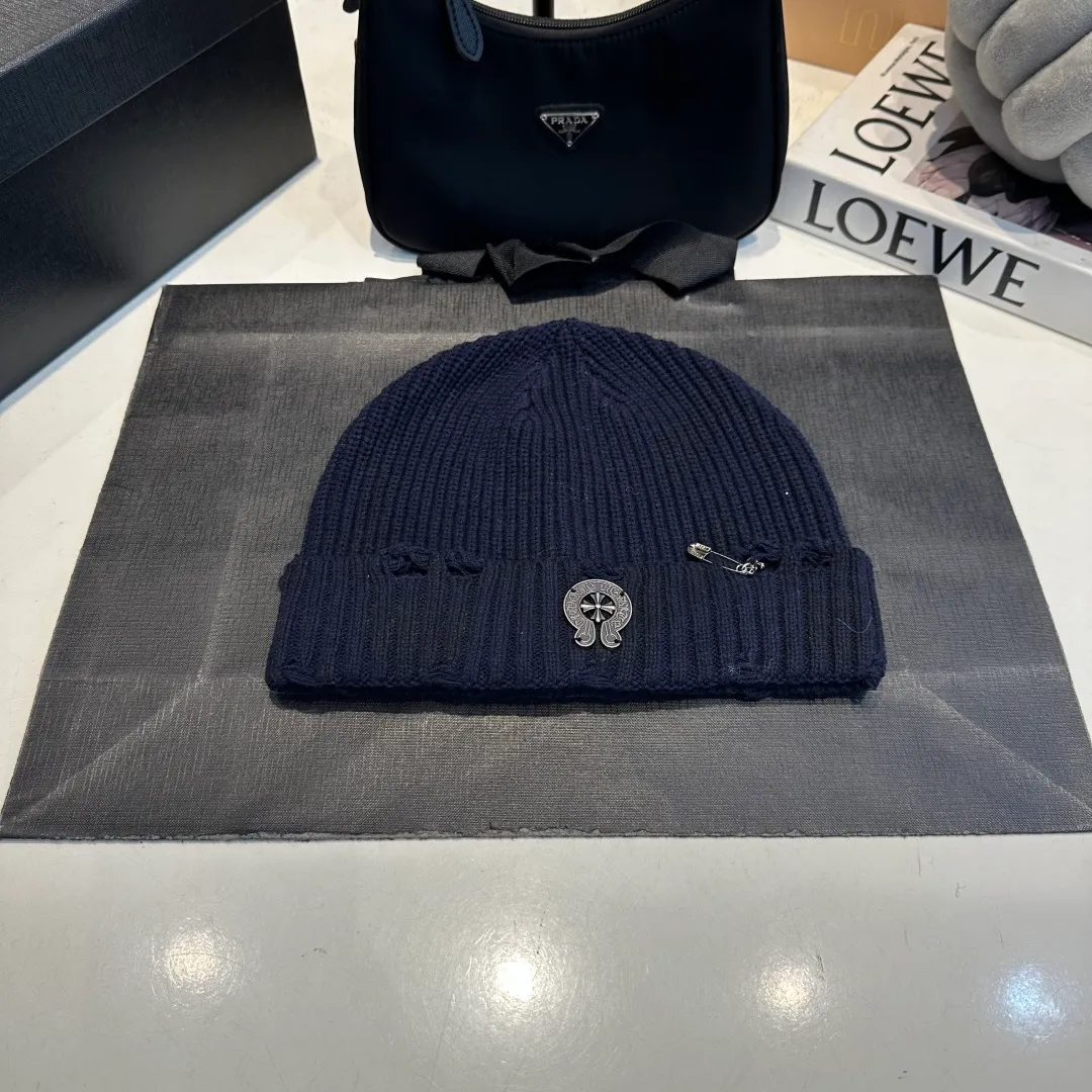 P60 Crow Heart Autumn and Winter Wool Knitted Beanie This must be the favorite of minimalism. It is clean, neat, fashionable and versatile, and will definitely not be picky about your face shape! A fashionable classic that lasts forever! Fashionable black and white can be purchased together